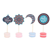 Vier decoratieve Eid Mubarak cake toppers op pastel kleurige standaard voor cupcake set Eid